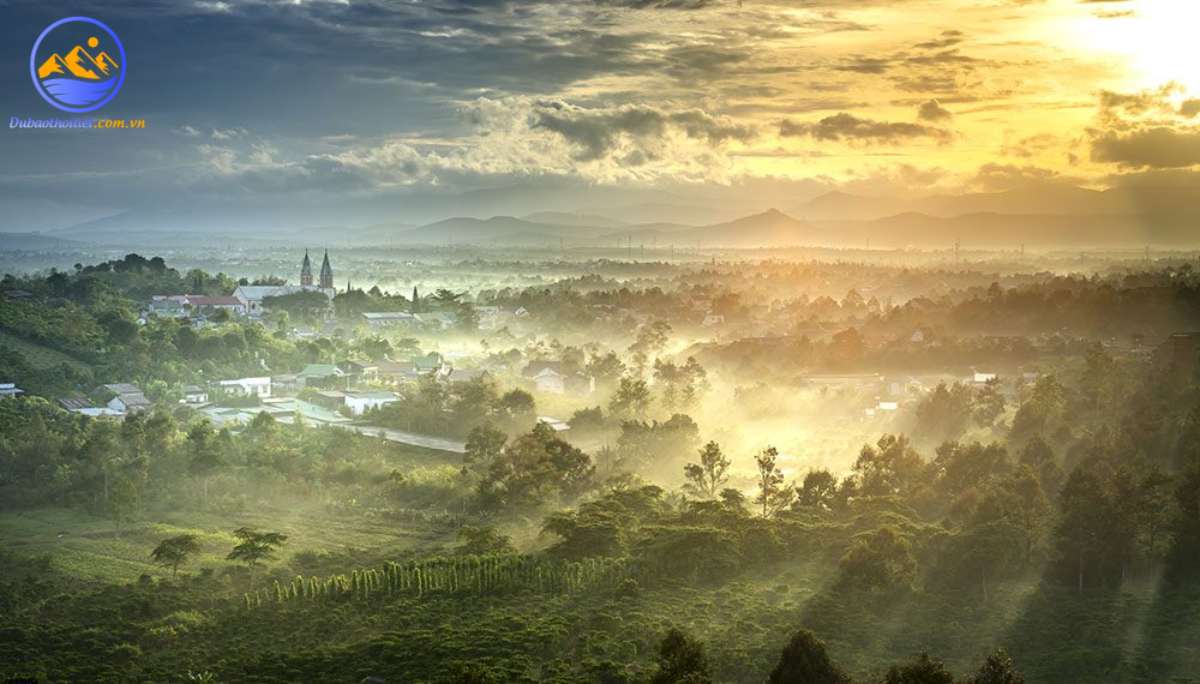 Khí hậu thành phố Bảo Lộc có sự phân hóa rõ rệt thành hai mùa là mùa mưa và mùa khô